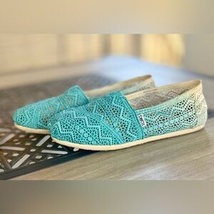 TOMS Baltic Ombré Crochet Slip Ons Size 10 Women’s
